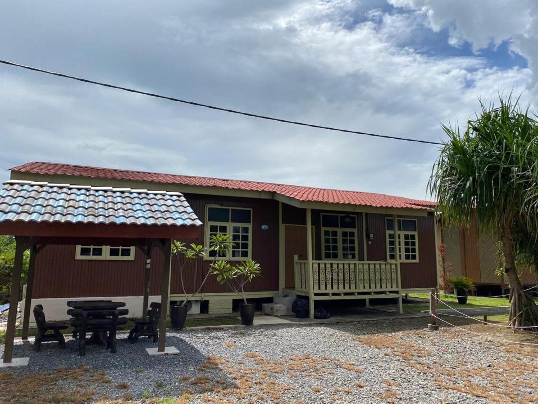 Tamteh Homestay Ayer Hitam Exterior photo