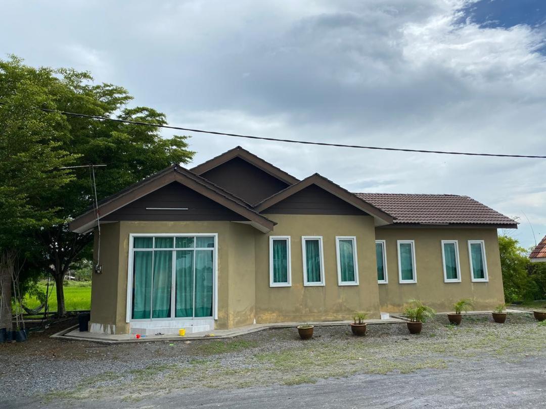 Tamteh Homestay Ayer Hitam Exterior photo